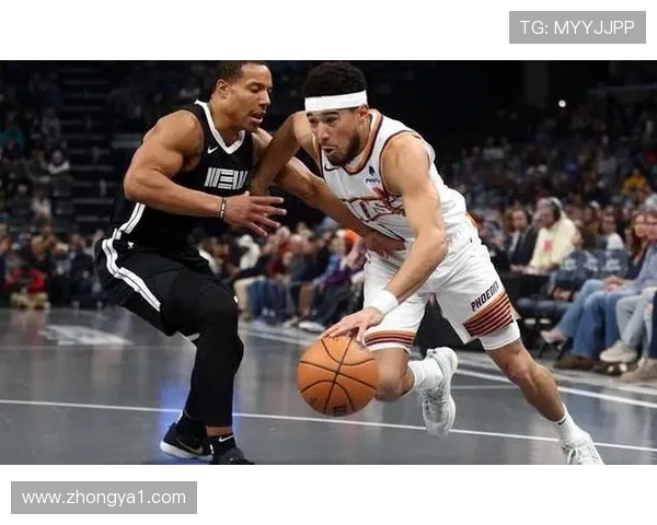 布克半场表现起伏艰难取13分送4助攻却出现4次失误引发关注